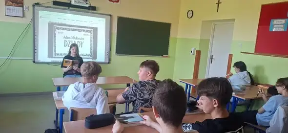 Narodowe Czytanie „Dziadów” w szkole — uczniowie klas IV–VIII włączyli się w akcję