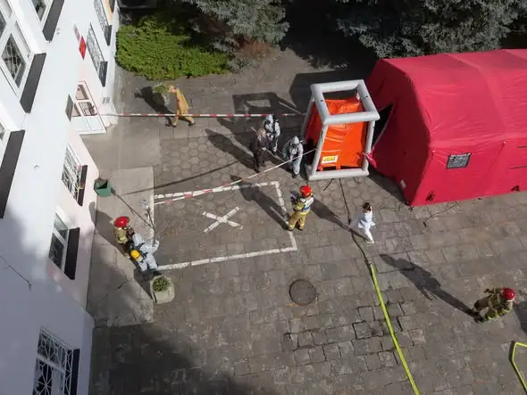 Ćwiczenia strażaków w Słubicach: symulacja zagrożenia na terenie szkoły