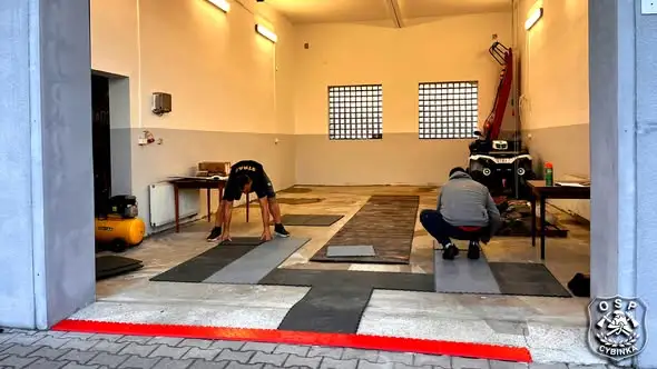 Remont garażu OSP Cybinka na finiszu – nowa posadzka i sprężarka już na miejscu