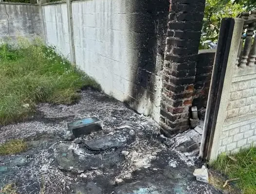 Wandalizm na cmentarzu w Cybince: spłonęła toaleta i kosze na śmieci