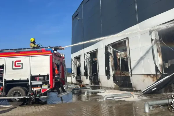 Strażacy z Cybinki dogaszali pogorzelisko hali magazynowej w Słubicach