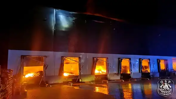 Pożar hali magazynowej w Słubicach. Strażacy walczyli z ogniem całą noc