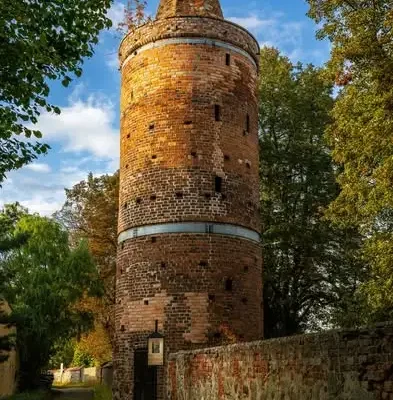 Fotograficzny spacer po ośniańskich murach obronnych – dziś!