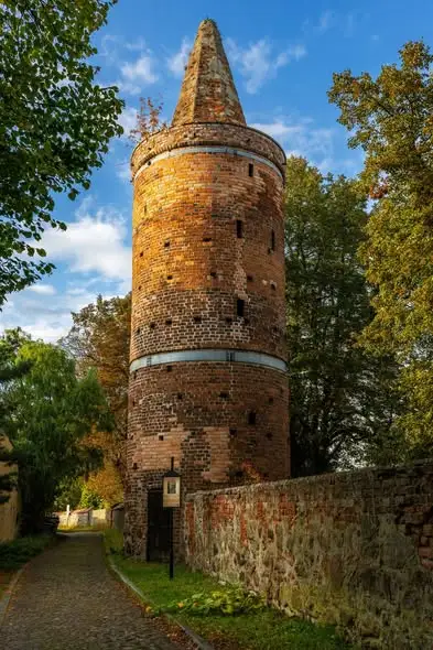 Fotograficzny spacer po ośniańskich murach obronnych – dziś!
