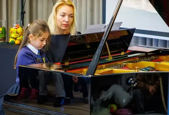 Dzień Edukacji Narodowej w szkole muzycznej – muzyka, wzruszenie i podziękowania dla pedagogów