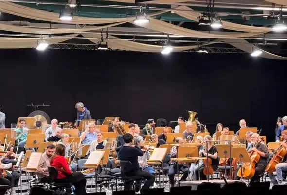Uczniowie w filharmonii: lekcja muzyki z orkiestrą na próbie generalnej