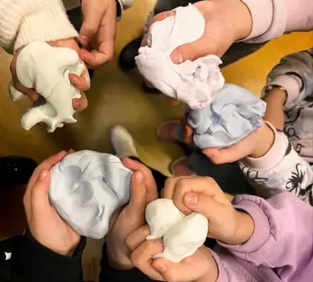 Mali odkrywcy tworzyli kolorowy slime – sensoryczna przygoda w świecie eksperymentów