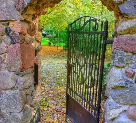 Spudłów: zamiast ruin kościoła — Memento, pomnik pamięci zwierząt