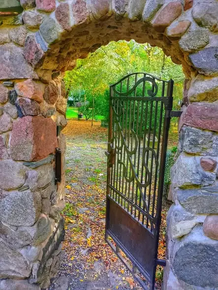 Spudłów: zamiast ruin kościoła — Memento, pomnik pamięci zwierząt