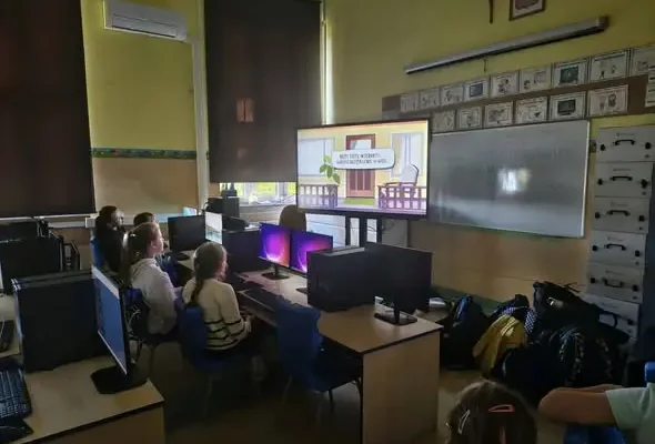 Klasa 4a uczyła się bezpieczeństwa w sieci na lekcji informatyki