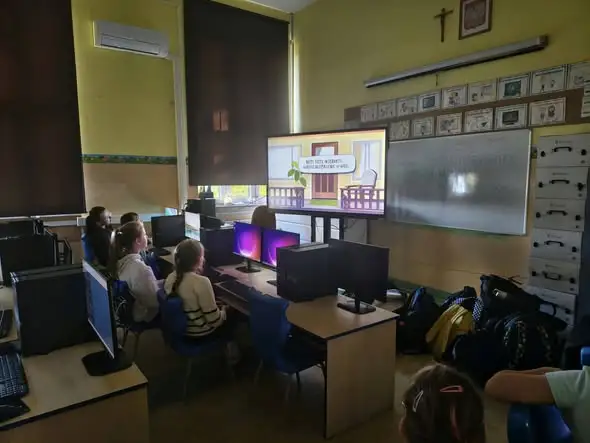 Klasa 4a uczyła się bezpieczeństwa w sieci na lekcji informatyki