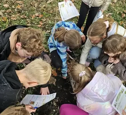 Klasa 4 zamieniła podręcznik na łopatę – lekcja przyrody w terenie