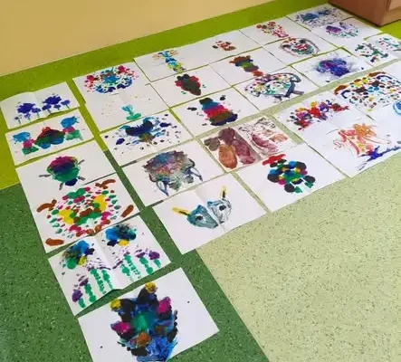 Kleksografia w praktyce – kreatywna lekcja z „Akademią Pana Kleksa”