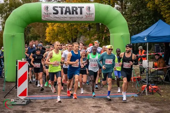 VIII Bieg św. Huberta w Starościnie – sportowe emocje i jesienna sceneria