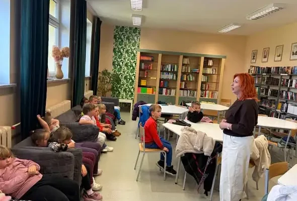 Elżbieta Sawa czytała bajki pierwszoklasistom w Rzepinie